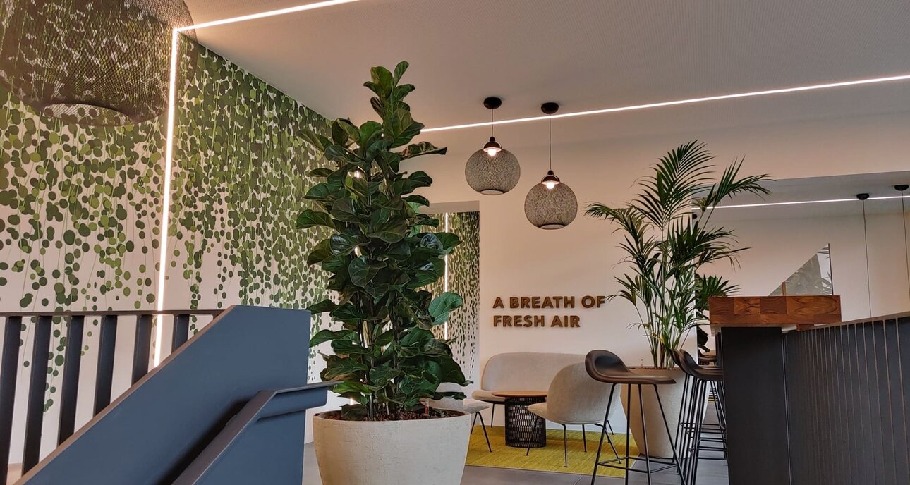 Umbau von 2 Büroebenen in eine 2-geschossige moderne Lobby mit Empfangstresen und Cafébar | © © Swiss Life, D. Ziegler